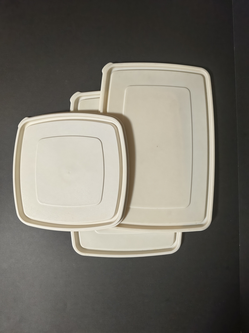 Lot Of 3 - 2 Rubbermaid Servin Saver #7 & 1 #3 Almond Replacement Lids